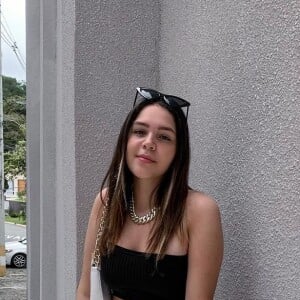 Já mais magra, Aysha Benelli entrou em sua adolescência irreconhecível para muita gente