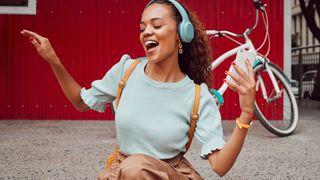 Saiba como escolher o headphone certo para você começar a praticar atividades físicas ao ar livre