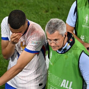 Mbappé entrou no meio do campo para parar partida, após ter o nariz machucado