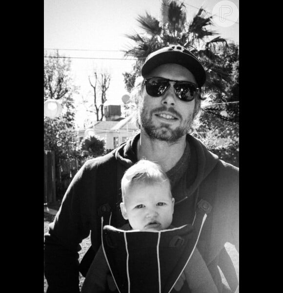 Jessica Simpson posta no Twitter fotos do seu noivo, Eric Johnson, e do filho deles de 6 meses, Maxwell