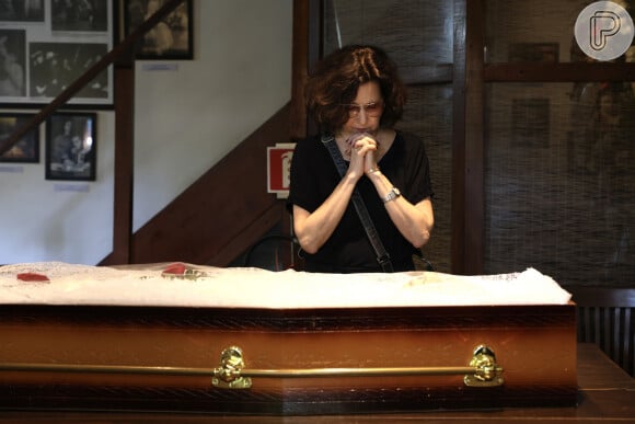 Velório de Jacqueline Laurence: Malu Valle fez sua oração junto ao caixão com o corpo da atriz nascida na França