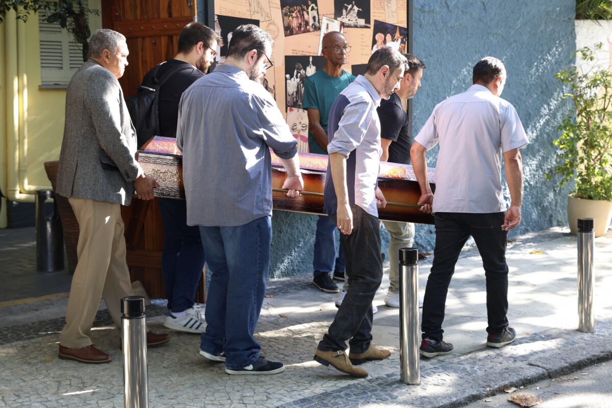 Foto: Caixão com corpo da atriz Jacqueline Laurence deixou o Tablado,  teatro do Rio de Janeiro, por volta das 14h de 18 de junho de 2024 -  Purepeople