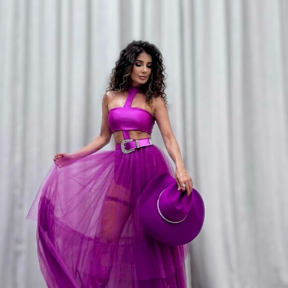 Paula Fernandes voltou a causar frisson ao aparecer completamente nua