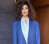 Juliana Paes aposta em terno azul oversized e cabelão cacheado para entrevista no 'Desculpa Alguma Coisa'