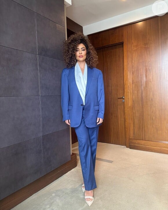 De terno azul, Juliana Paes é elogiada na web: 'Igual uma empresária! Lindíssima'