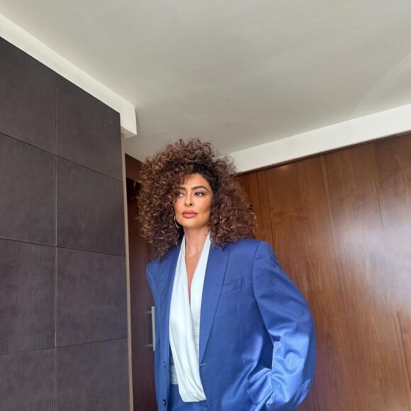 De cabelão cacheado, Juliana Paes virou alvo de elogios nas redes sociais