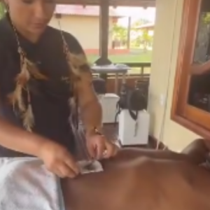 Davi Brito publicou um vídeo enquanto recebia uma massagem, mas internautas apontaram que ele parecia estar excitado durante a prática