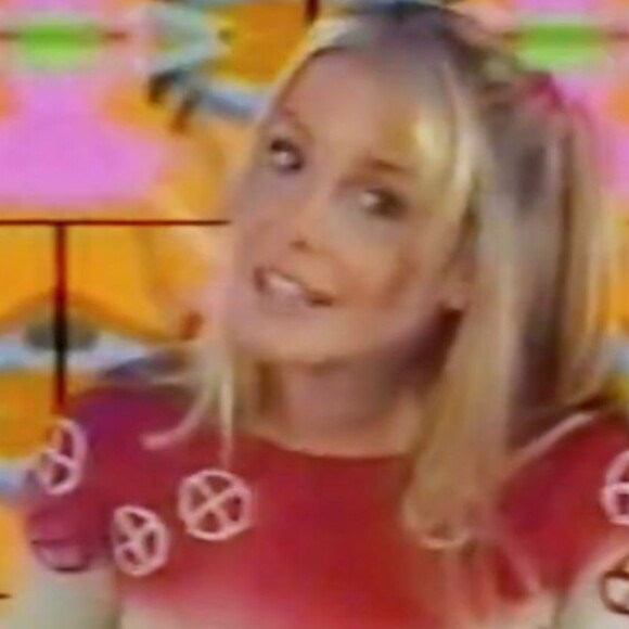 Deborah Secco apresentou programa infantil na TV Globo em 2001