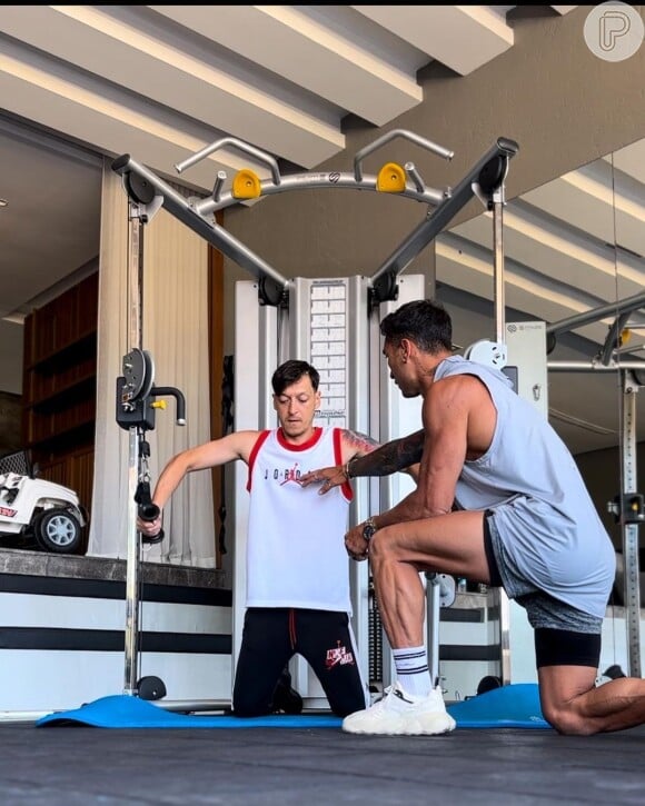 Aposentado desde 2023, Mesut Ozil passou a se dedicar à academia para não perder sua massa muscular