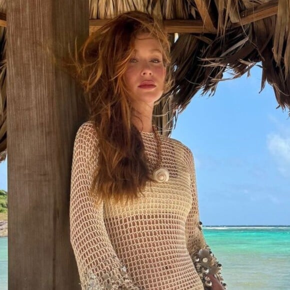 Marina Ruy Barbosa posa com biquíni cintura alta e vestido rede em ilha do Caribe