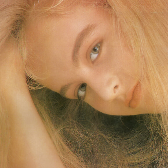 Foto de Angélica na contracapa de seu clássico LP de 1988 - o que tem 'Vou de Táxi'! - entrega a semelhança com Benício