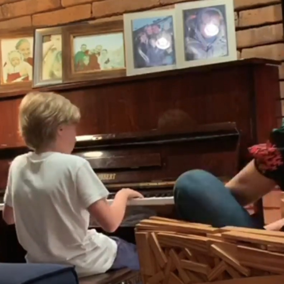 Em 2018, Angélica cantou 'Vou de Táxi' acompanhada por Benício ao piano