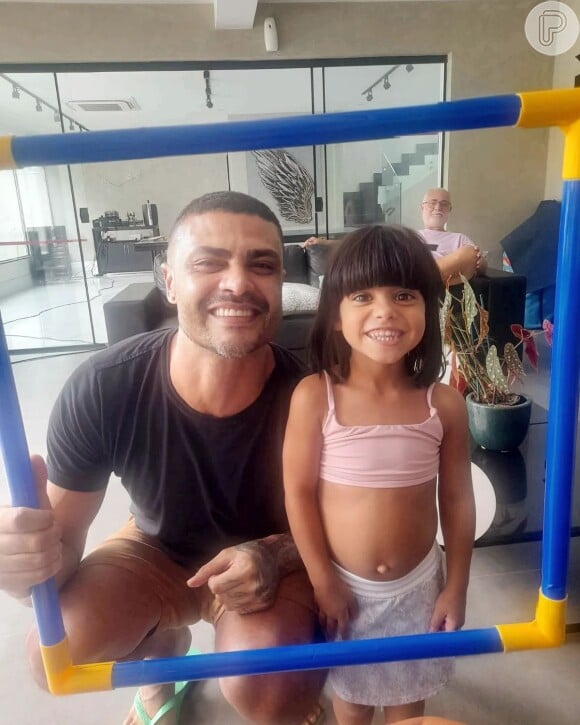 Sophia disse que um funcionário do pai, Arthur Aguiar, tem 'um celular de pobre'