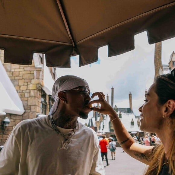 Éder Militão e Tainá Costa estão casados e usam aliança de ouro 18 quilates de mais de R$ 160 mil