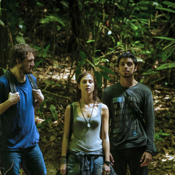 Novela 'Além do Horizonte' apostou mais em romance, porém seguiu com audiência baixa. Na foto, Paulinha (Christiana Ubach), Marlon (Rodrigo Simas) e Assis (Ravel Cabral)