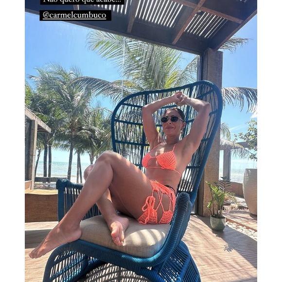 Em um dos stories, Juliana Paes destacou seu corpão no biquíni crochê e pediu para que as férias não acabassem