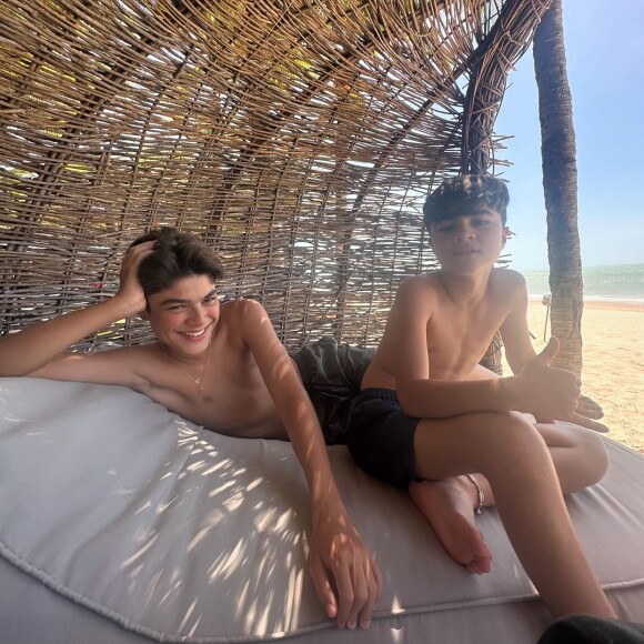 Juliana Paes está acompanhada dos filhos, Pedro, de 13 anos e de Antônio, de 10, e amigos 