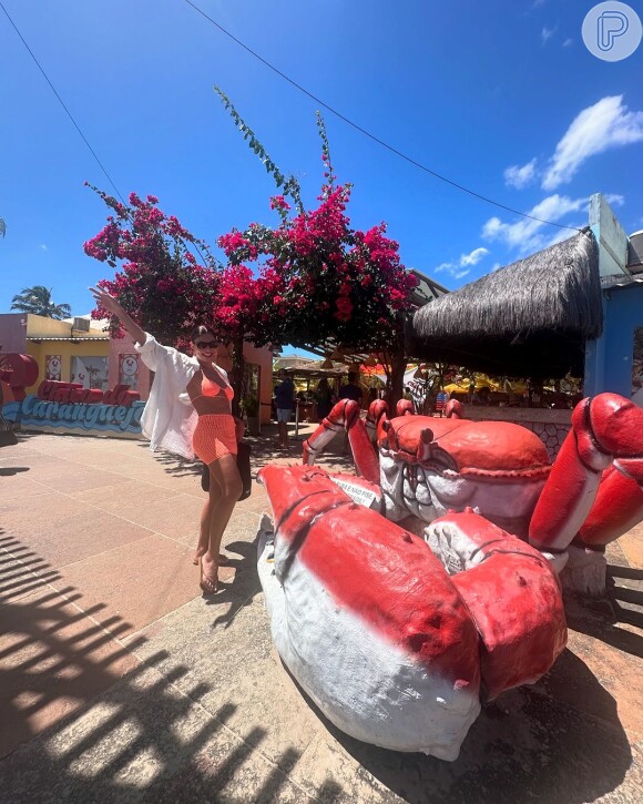 Nesta quarta (17), Juliana Paes atualizou suas redes sociais com fotos usando um biquíni de crochê combinado com uma saia