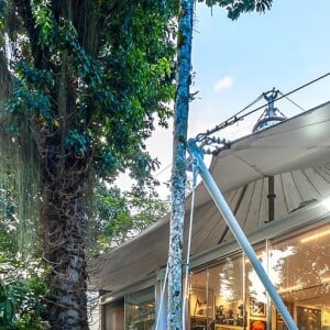 
A Casa Tenda tem uma arquitetura premiada projetada por Claudio Bernardes e Jacobsen e uma área externa com paisagismo de Burle Marx - responsável por introduzir o paisagismo modernista no Brasil.


