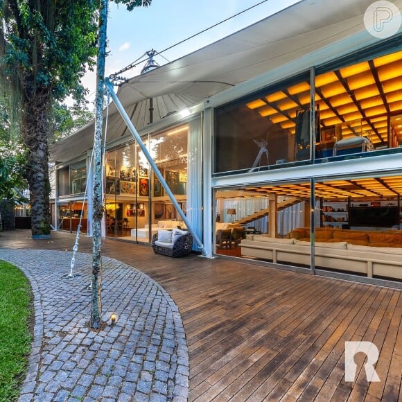 
A Casa Tenda tem uma arquitetura premiada projetada por Claudio Bernardes e Jacobsen e uma área externa com paisagismo de Burle Marx - responsável por introduzir o paisagismo modernista no Brasil.


