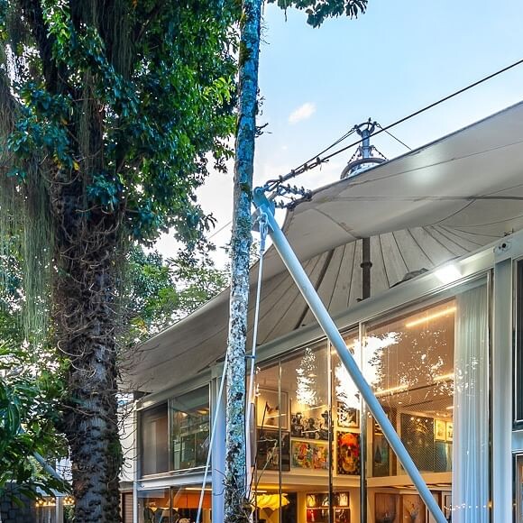 
A Casa Tenda tem uma arquitetura premiada projetada por Claudio Bernardes e Jacobsen e uma área externa com paisagismo de Burle Marx - responsável por introduzir o paisagismo modernista no Brasil.


