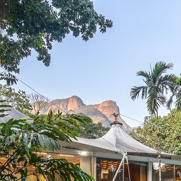 No jardim foi construída uma sauna seca e uma hidromassagem.
