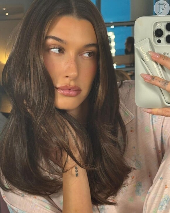 Hailey Bieber é uma das maiores fãs da tendência de cabelo Chocolate Glaze