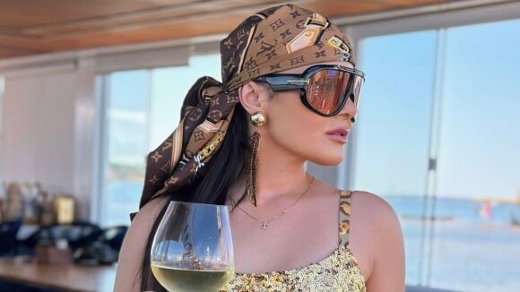 Com maiô dourado e óculos máscara, Maraisa valoriza cintura e web reage: 'Com um corpo desse e milionária não tem...'