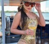 Agora, Maraisa 'quebrou a internet' ao surgir belíssima em um maiô dourado cheio de lantejoulas em novas fotos