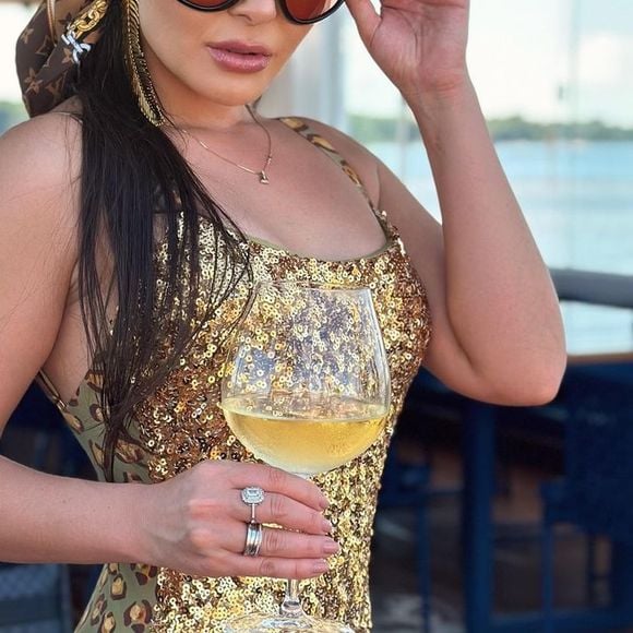 Agora, Maraisa 'quebrou a internet' ao surgir belíssima em um maiô dourado cheio de lantejoulas em novas fotos