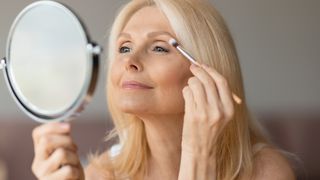Como escolher o melhor corretivo para peles maduras