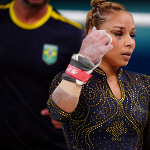 Na final, Flávia Saraiva competiu com um machucado no supercílio após sofrer uma queda no aquecimento 