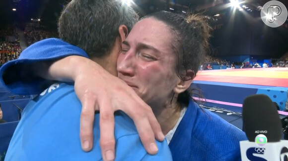 Judoca Mayra Aguiar é abraçada por Marcelo Courrege nas Olimpíadas de Paris 2024