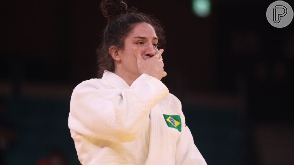 Mayra Aguiar emocionouo público ao pedir abraço para repórter após derrota nas Olimpíadas de Paris 2024