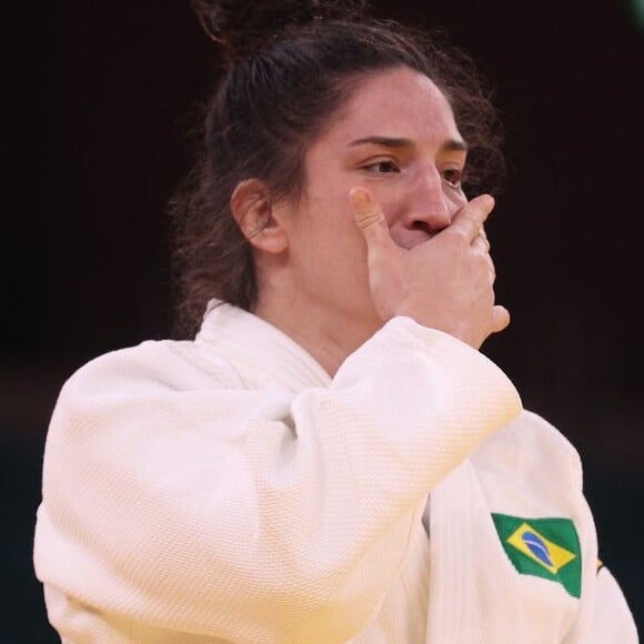 Mayra Aguiar emocionouo público ao pedir abraço para repórter após derrota nas Olimpíadas de Paris 2024