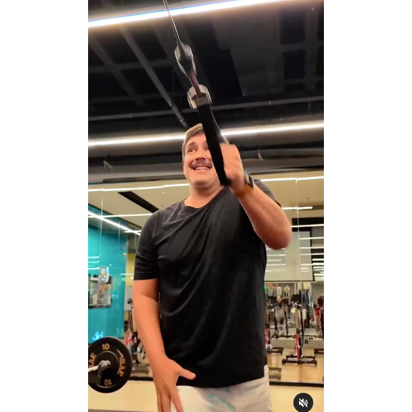 André Marques, apesar das dificuldades, mostrou um pouco de sua rotina de exercícios