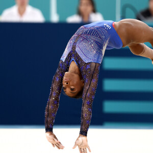 Simone Biles conquistou medalha de ouro na disputa individual da ginástica artística nesta quinta-feira (01)