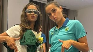 Amuleto do Brasil! Na final do futebol nas Olimpíadas, Gabi Portilho usa tática inusitada com Rayssa Leal para ter sorte. Veja!