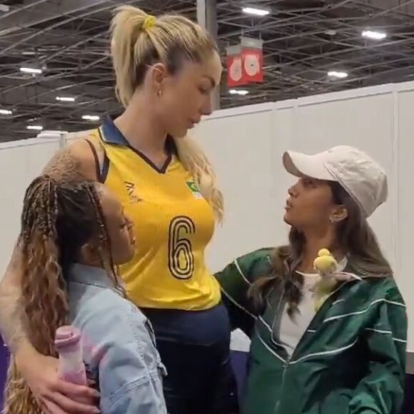 Thaísa foi consolada por Rebeca Andrade e Rayssa Leal após ser eliminada nas Olimpíadas de Paris 2024