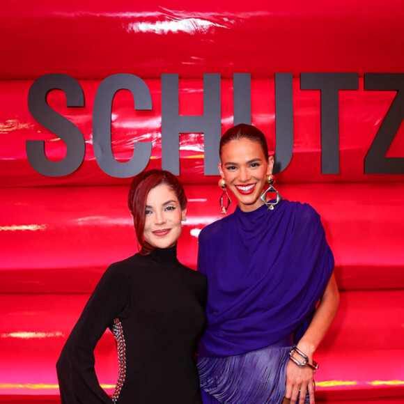 Bruna Marquezine brilha em evento para lançamento da campanha Summer 25 da Schutz