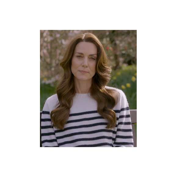 A blusa no estilo marinheiro usada por Kate Middleton no vídeo em agradecimento aos atletas do Reino Unido é bem parecida com a que usou no vídeo da revelação de sua doença.