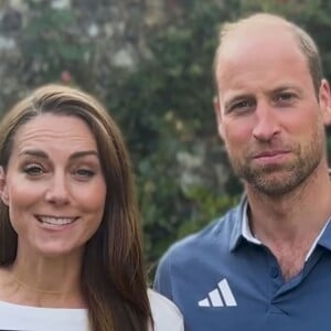 Kate Middleton usou um anel no dedo anelar durante o vídeo, onde não tinha qualquer semelhança com o anel de safira e diamantes que ganhou do Príncipe William, em seu noivado