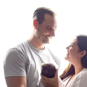  Na segunda e terceira fotos, eles estavam de pé e sorrindo para sua filha, enquanto ela estava nos braços da mamãe.