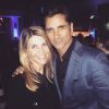 John Stamos e Lori Loughlin, da série 'Três é Demais', posam juntos durante aniversário de Jeff Franklin, criador da clássica série