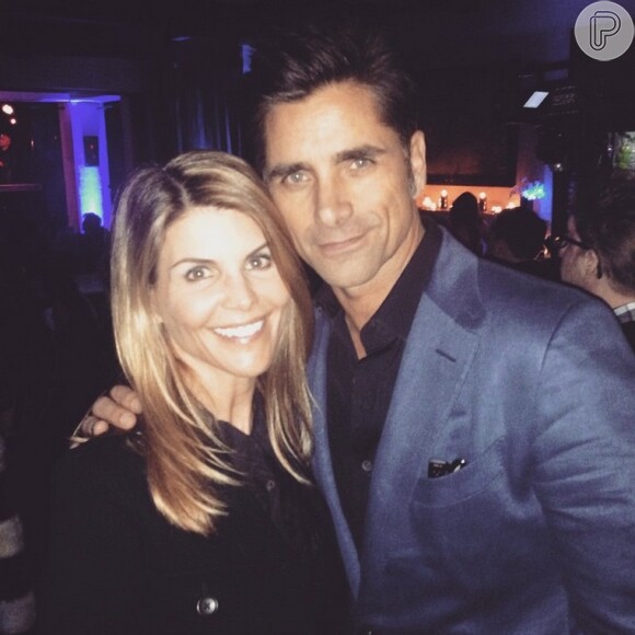 John Stamos e Lori Loughlin, da série 'Três é Demais', posam juntos durante aniversário de Jeff Franklin, criador da clássica série