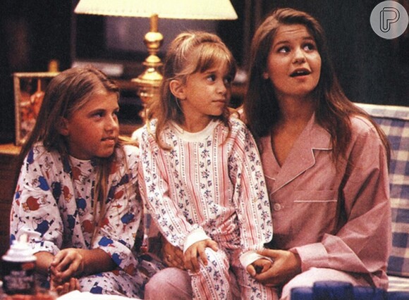 Candace Cameron e Jodie Sweetin ao lado de uma das irmãs Olsen na série