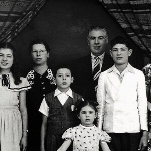 Senor Abravanel era o filho mais velho dos 6 irmãos: Perla, Henrique, Silvia, Leon e Beatriz (estes dois últimos já falecidos).
