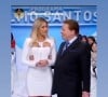 Fãs resgataram fotos de Lívia Andrade com Silvio Santos usando o mesmo vestido