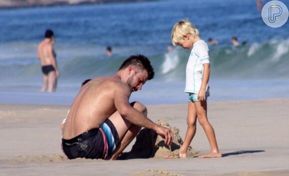 Rodrigo Hilbert brinca na areia com o filho