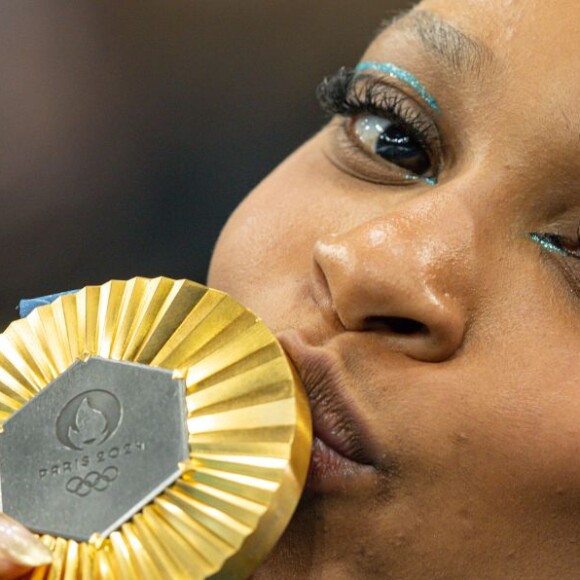 Não foi à toa, que, com o incentivo de sua mãe, Rebeca brilhou, e conquistou o ouro no solo! Nunca desistam dos seus sonhos.